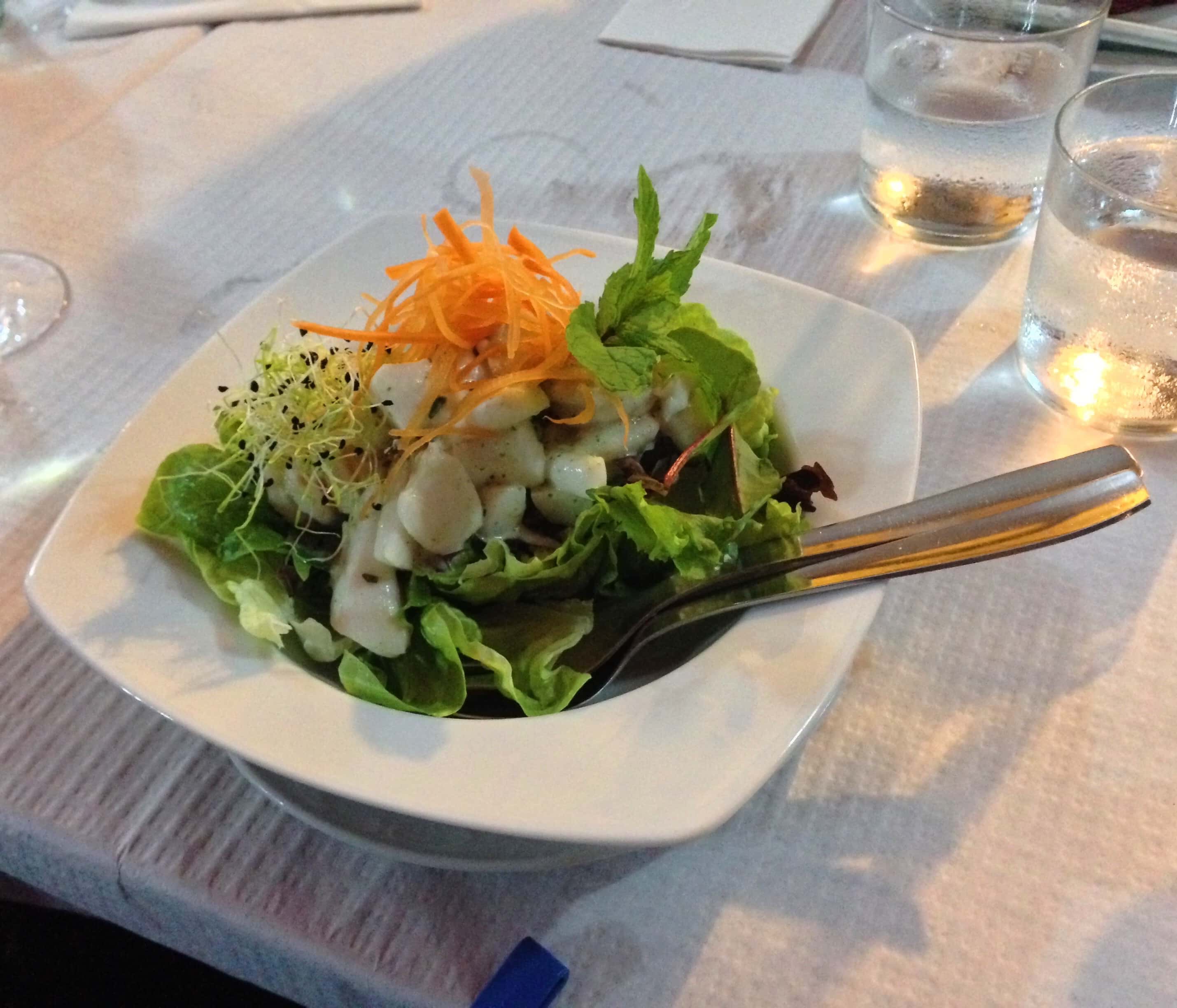 Asiatischer Meeressalat mit Jakobsmuschel und Kokosdressing