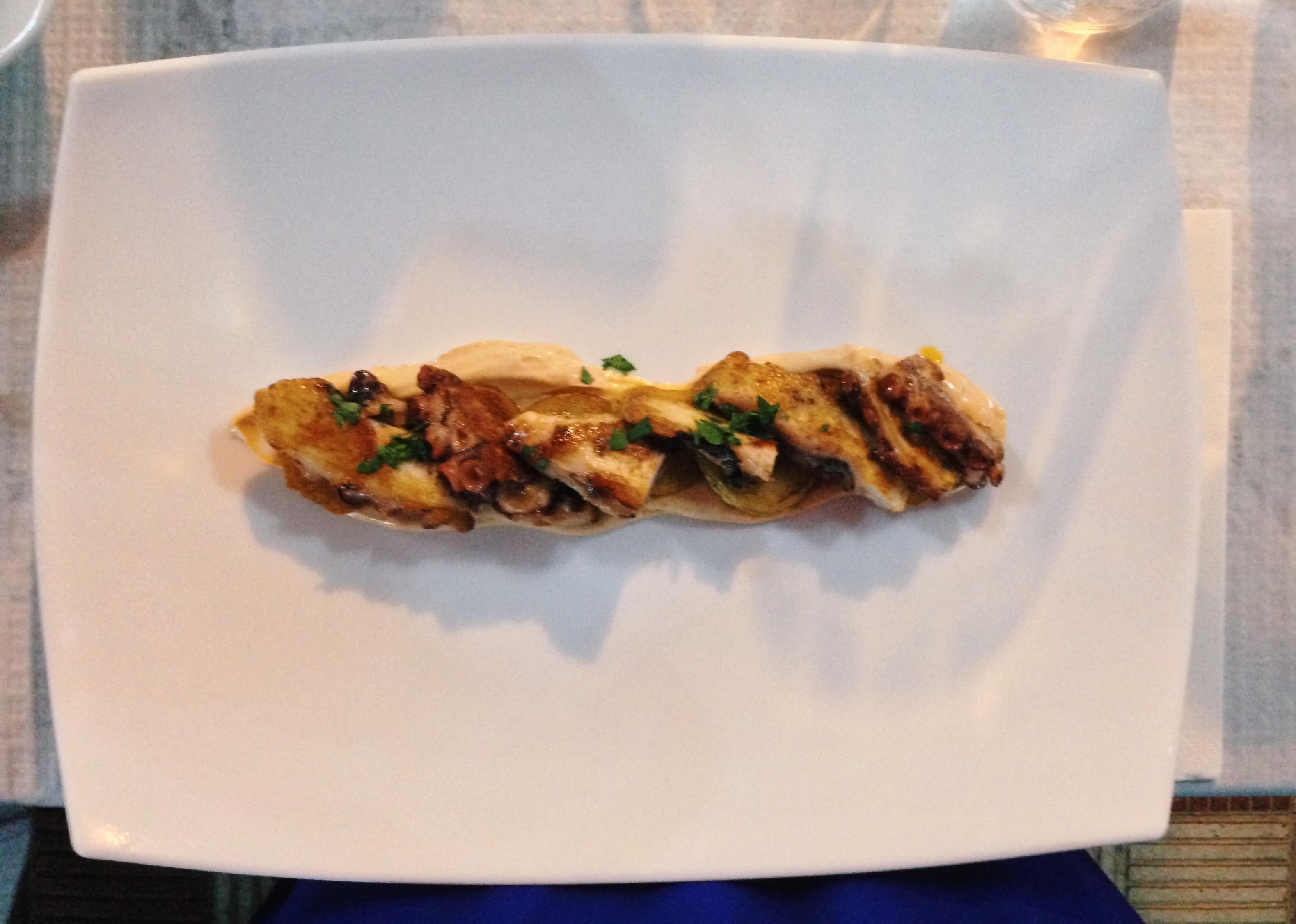 Pulpo a la plancha con patatas y ali oli al pimientón