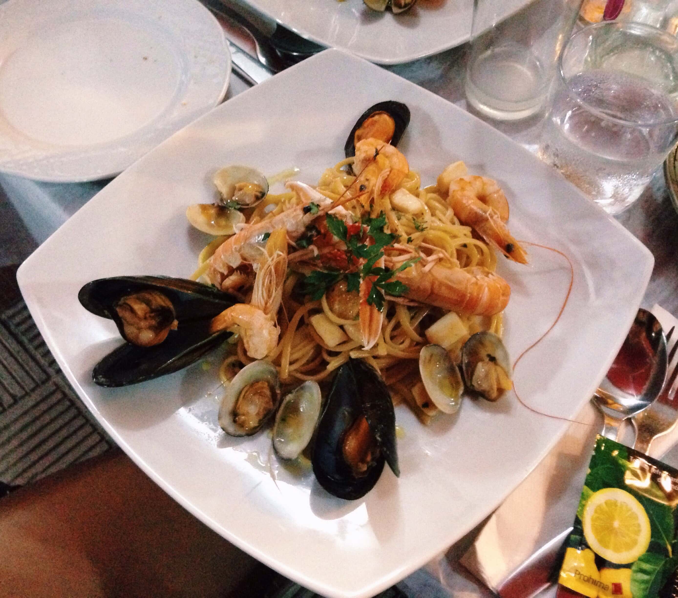 Spaghetti “Punta Brava” con gambas, cigalas, calamares, mejillones y almejas