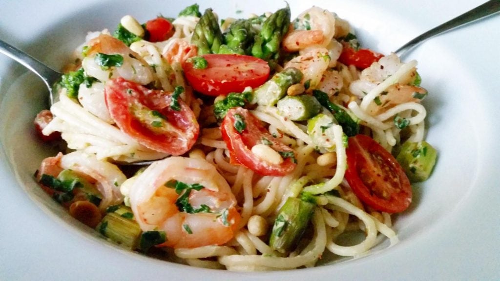 Spaghetti mit Baerlauch, Garnelen und Spargel