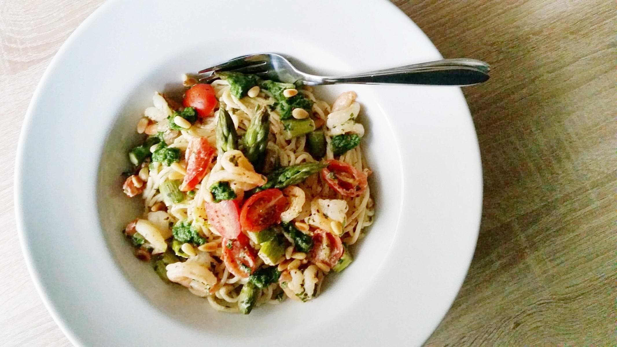 Spaghetti mit Baerlauch, Garnelen und gruenem Spargel