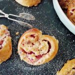 Rhabarber-Himbeer-Pudding-Herzchen mit Kokosstreuseln