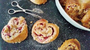 Rhabarber-Himbeer-Pudding-Herzchen mit Kokosstreuseln