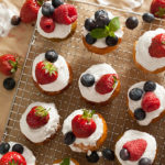 Matcha Cupcakes mit Beeren und Kokossahne