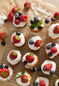 Matcha Cupcakes mit Beeren und Kokossahne