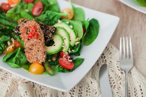 Sommersalat mit Sesam-Lachs, Babyspinat, Avocado und gruenem Spargel