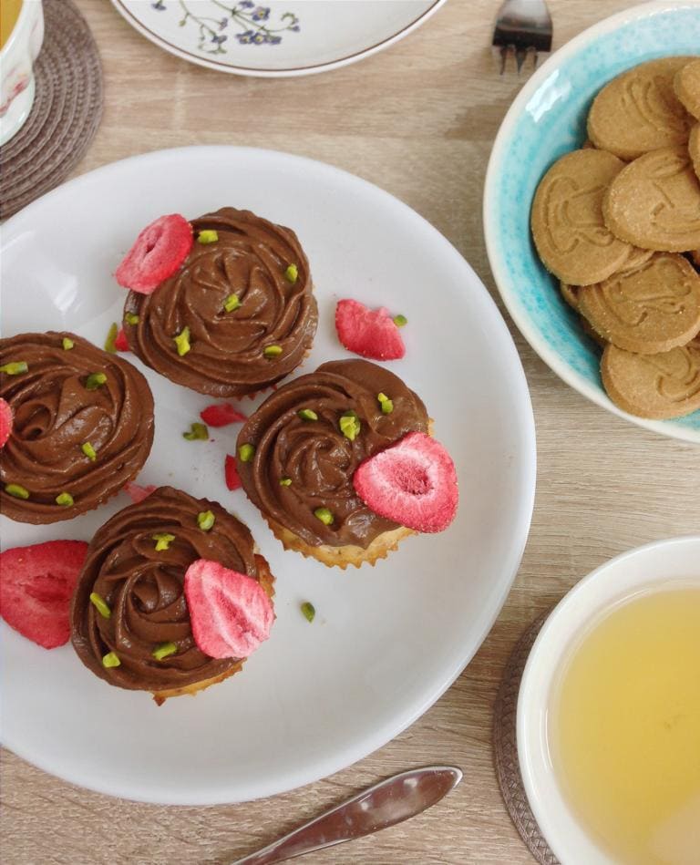 Erdbeer-Cupcakes mit veganem Schokofrosting