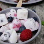 Kokos-Eis mit Beeren, Schoko-Crossies und Macadamiakrokant