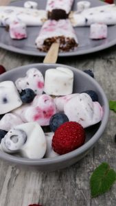 Kokos-Eis mit Beeren, Schoko-Crossies und Macadamiakrokant