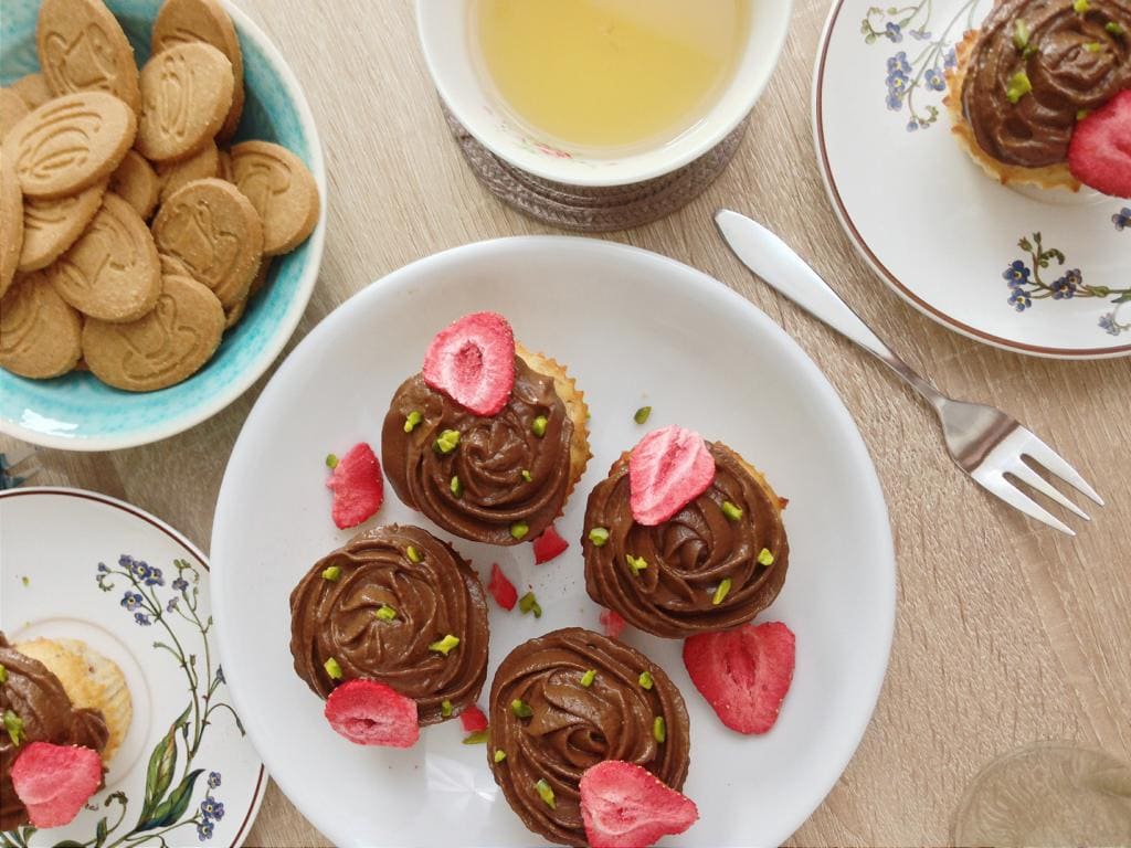 Erdbeer-Cupcakes mit veganem Schokofrosting