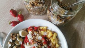 Fruehstuecksliebe mit Obst und selbstgemachtem Granola