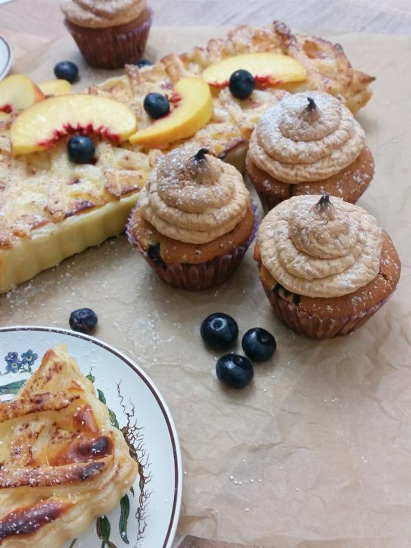 Nektarinen Pie und Heidelbeer-Baiser-Cupcakes