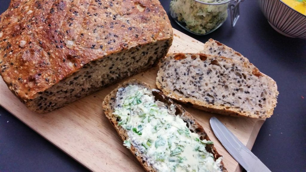 Sesam-Dinkel No Knead Bread mit Korianderbutter