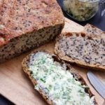 Sesam-Dinkel No Knead Bread mit Korianderbutter