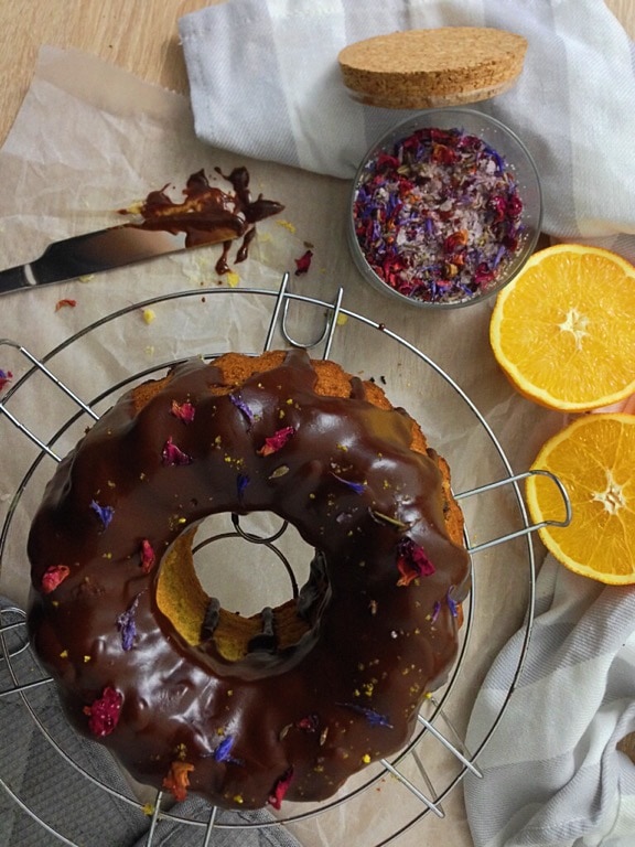 Orangen-Guglhupf mit Himbeeren und Schokoguss