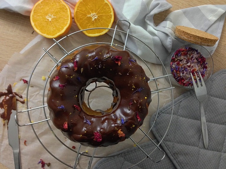 Orangen-Guglhupf mit Himbeeren und Schokoguss