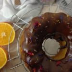 Orangen-Guglhupf mit Himbeeren und Schokoguss