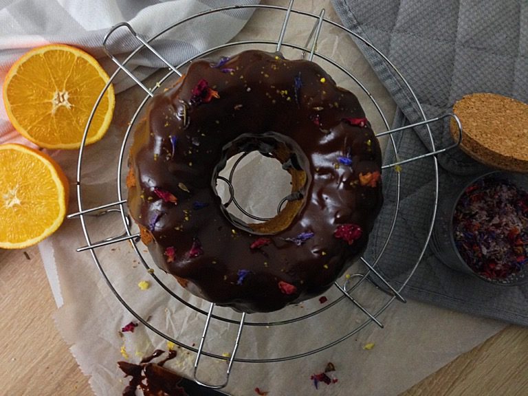 Orangen-Guglhupf mit Himbeeren und Schokoguss