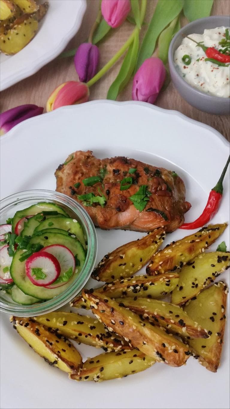 Teriyaki-Lachs mit Sesamkartoffeln und Gurken-Radieschen-Salat
