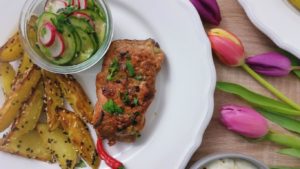 Teriyaki-Lachs mit Sesamkartoffeln und Gurken-Radieschen-Salat