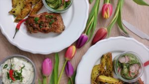 Teriyaki-Lachs mit Sesamkartoffeln und Gurken-Radieschen-Salat