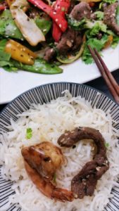 Teriyaki-Garnelen und Teriyaki-Rind mit Gemuese