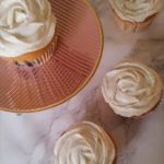 Fluffige Beeren-Cupcakes mit leichtem Vanillefrosting