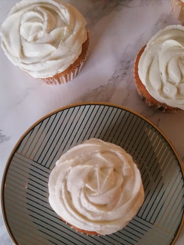 Fluffige Beeren-Cupcakes mit leichtem Vanillefrosting