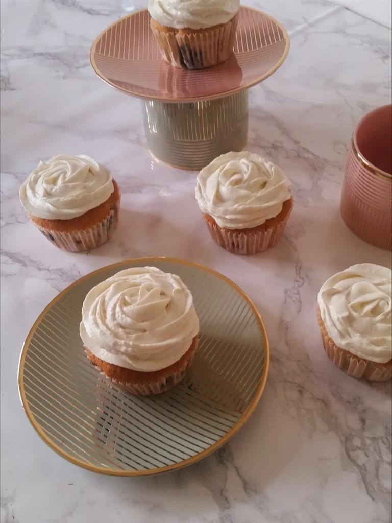 Fluffige Beeren-Cupcakes mit leichtem Vanillefrosting