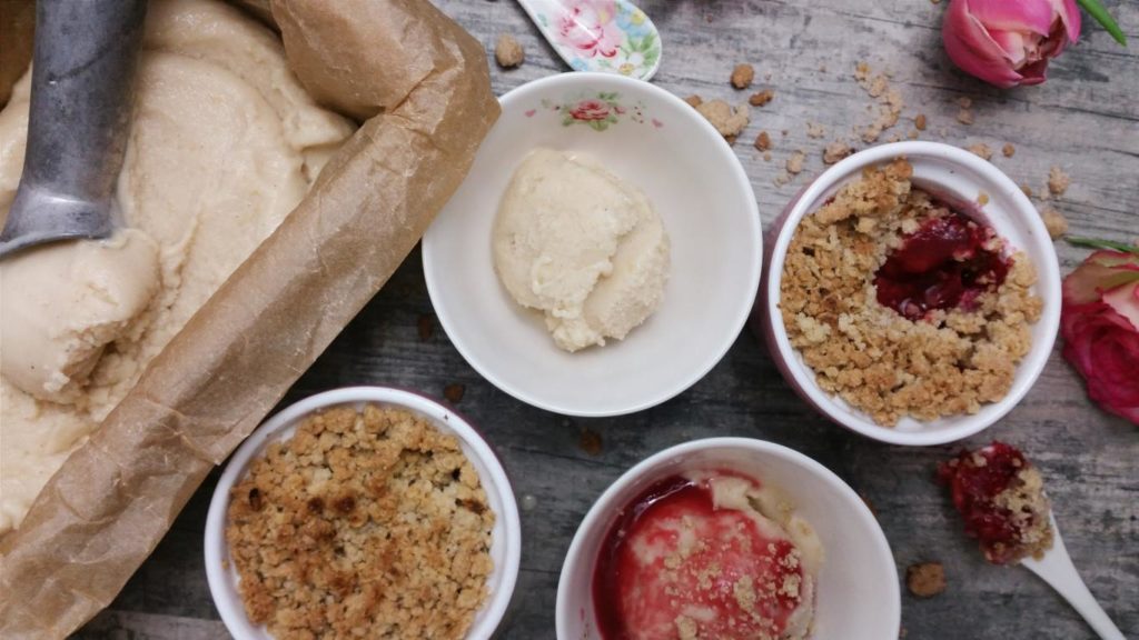 Fructosearmes und veganes Vanilleeis mit Rhabarber-Himbeer-Crumble