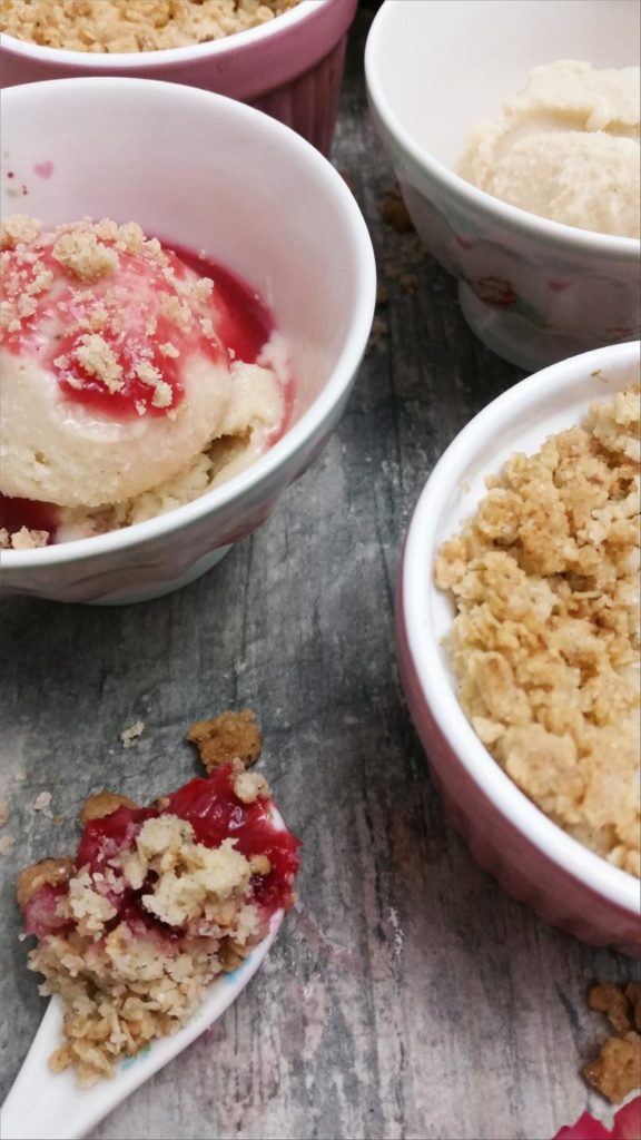 Fructosearmes und veganes Vanilleeis mit Rhabarber-Himbeer-Crumble