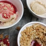 Fructosearmes und veganes Vanilleeis mit Rhabarber-Himbeer-Crumble