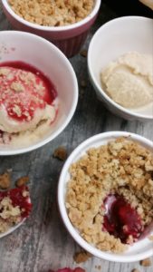 Fructosearmes und veganes Vanilleeis mit Rhabarber-Himbeer-Crumble