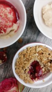 Fructosearmes und veganes Vanilleeis mit Rhabarber-Himbeer-Crumble