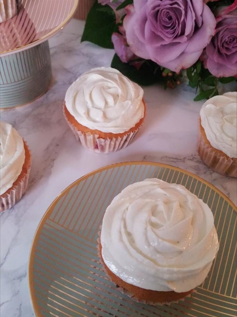 Fluffige Beeren-Cupcakes mit leichtem Vanillefrosting