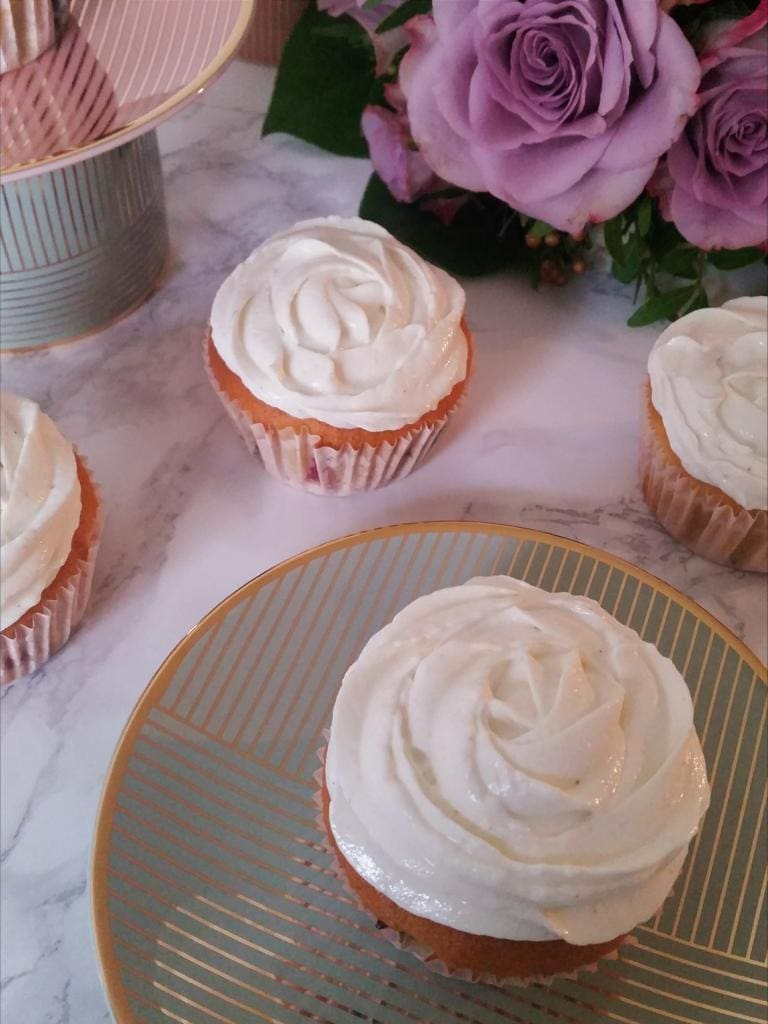 Fluffige Beeren-Cupcakes mit leichtem Vanillefrosting - Mimi &amp; Rose ...