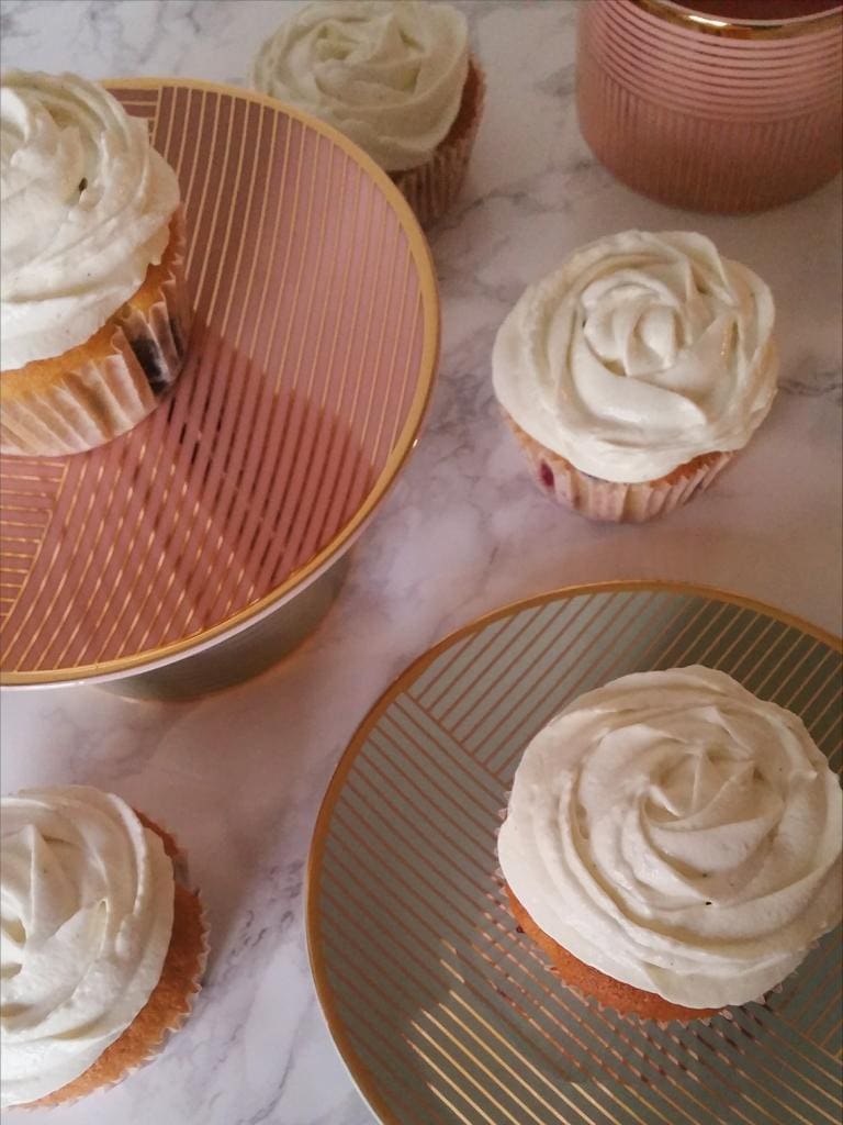 Fluffige Beeren-Cupcakes mit leichtem Vanillefrosting - Mimi &amp; Rose ...