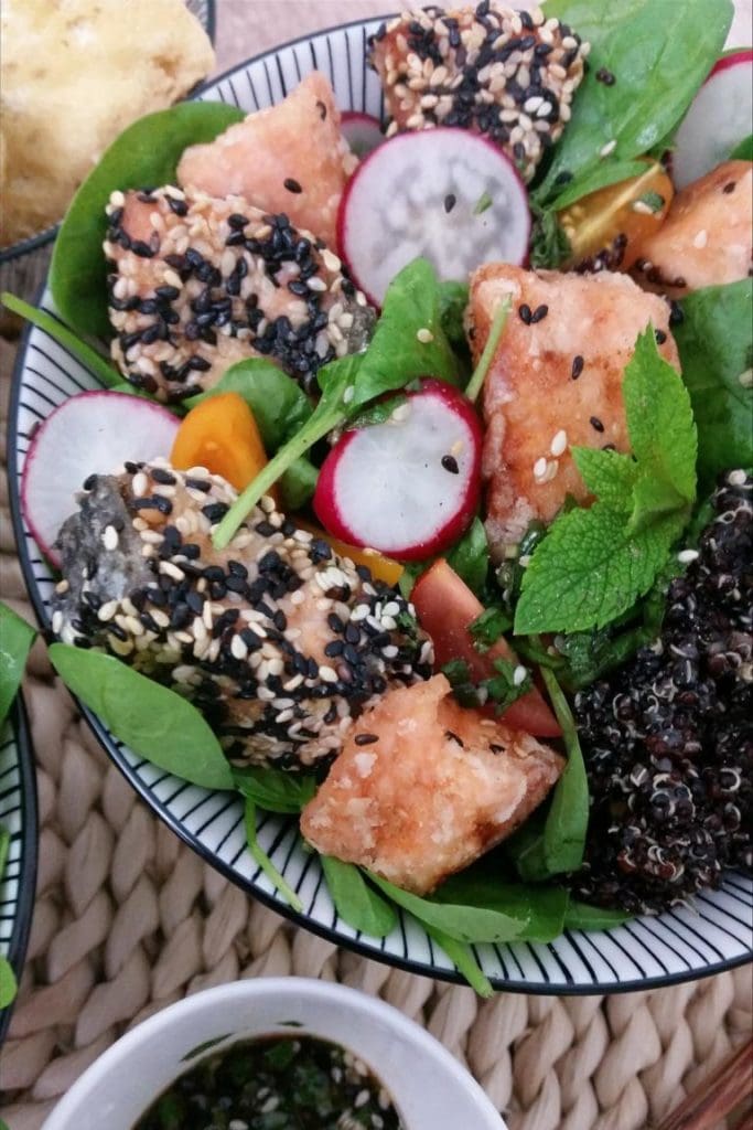 Bunte Buddha Bowl mit schwarzem Quinoa und Lachs