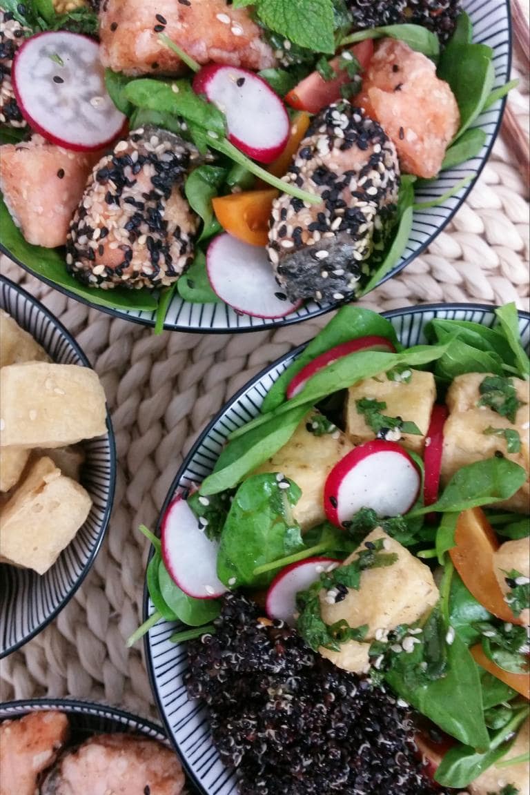 Bunte Buddha Bowl mit schwarzem Quinoa
