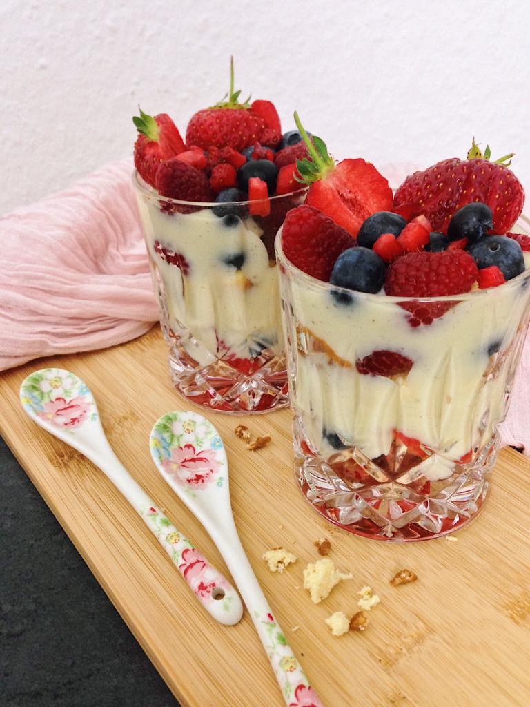 Sommerliches Beeren-Schichtdessert mit Vanillecreme