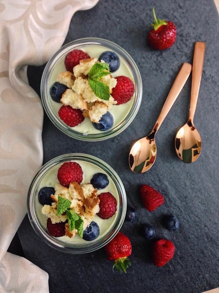 Matcha-Tiramisu mit Beeren