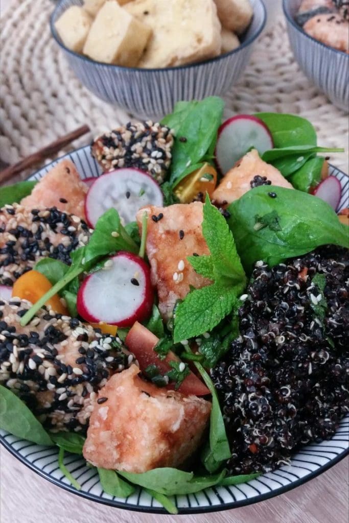 Bunte Buddha Bowl mit schwarzem Quinoa und Lachs