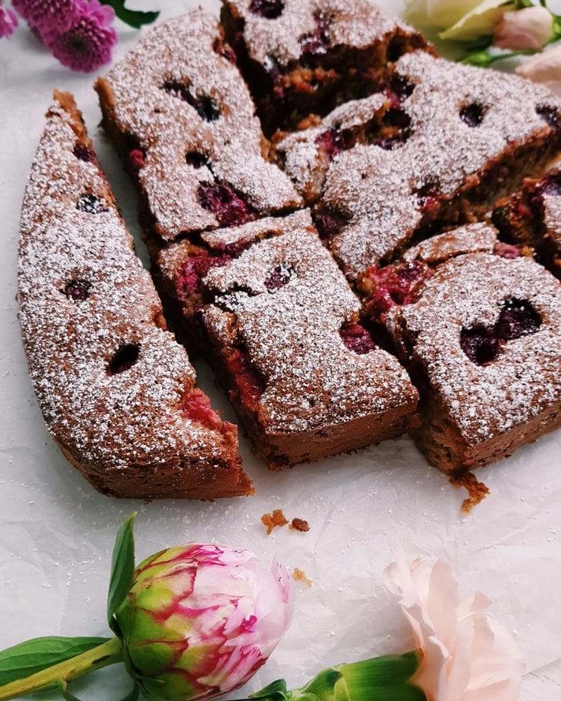 Glutenfreier Mandelkuchen mit Rhababer und Himbeeren - fructosearm und lactosefrei