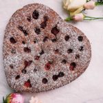 Glutenfreier Mandelkuchen mit Rhababer und Himbeeren - fructosearm und lactosefrei