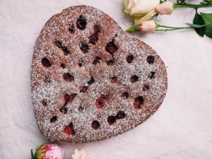 Glutenfreier Mandelkuchen mit Rhababer und Himbeeren - fructosearm und lactosefrei