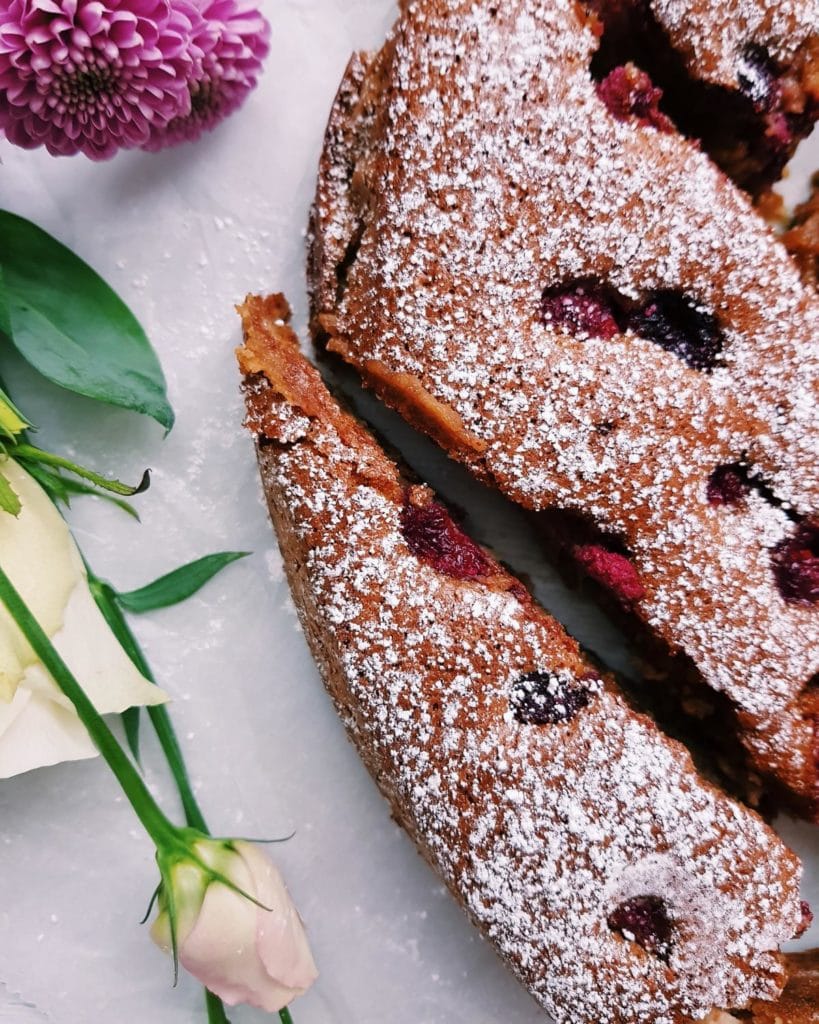 Glutenfreier Mandelkuchen mit Rhababer und Himbeeren - fructosearm und lactosefrei