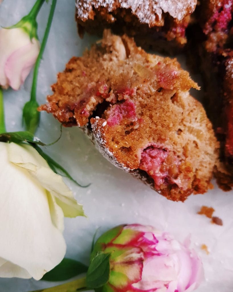 Glutenfreier Mandelkuchen mit Rhababer und Himbeeren - fructosearm und lactosefrei