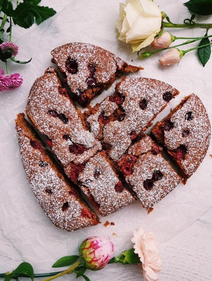 Glutenfreier Mandelkuchen mit Rhababer und Himbeeren - fructosearm und lactosefrei