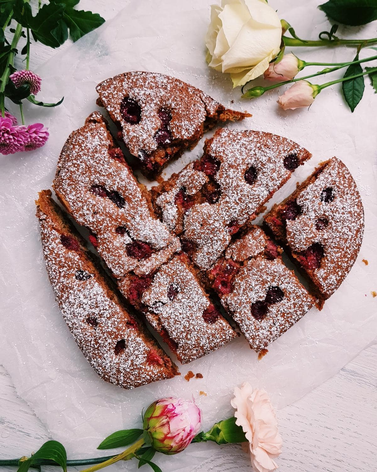 Glutenfreier Mandelkuchen mit Rhababer und Himbeeren - fructosearm und lactosefrei