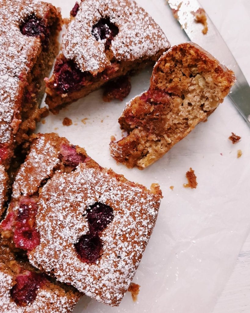 Glutenfreier Mandelkuchen mit Rhababer und Himbeeren - fructosearm und lactosefrei